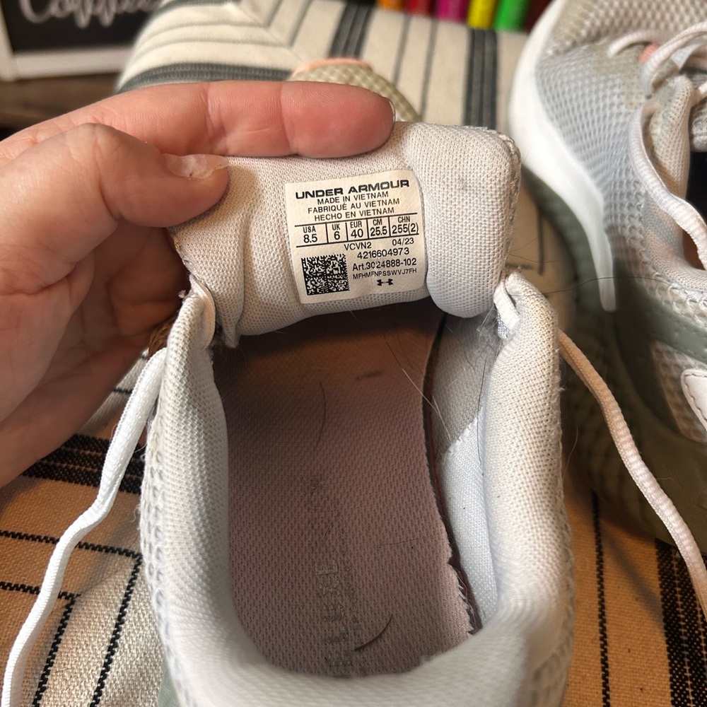 Women’s Under Armour tennis shoes - Picture 7 of 9